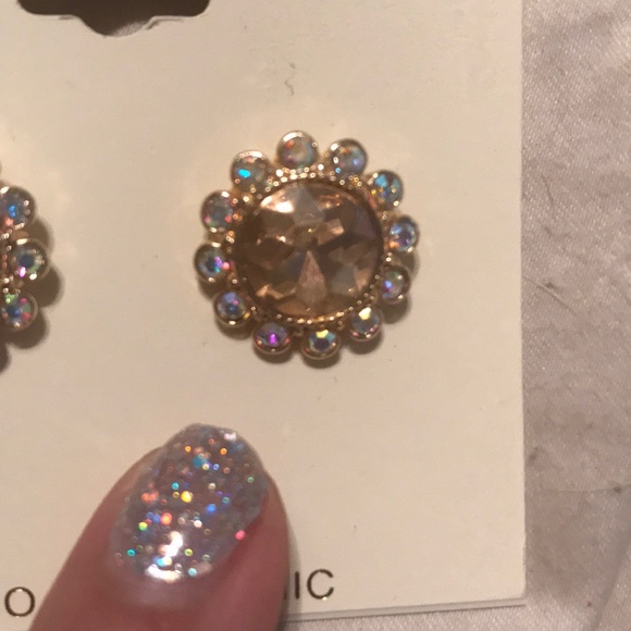 Beautiful stud earrings - Picture 2 of 2
